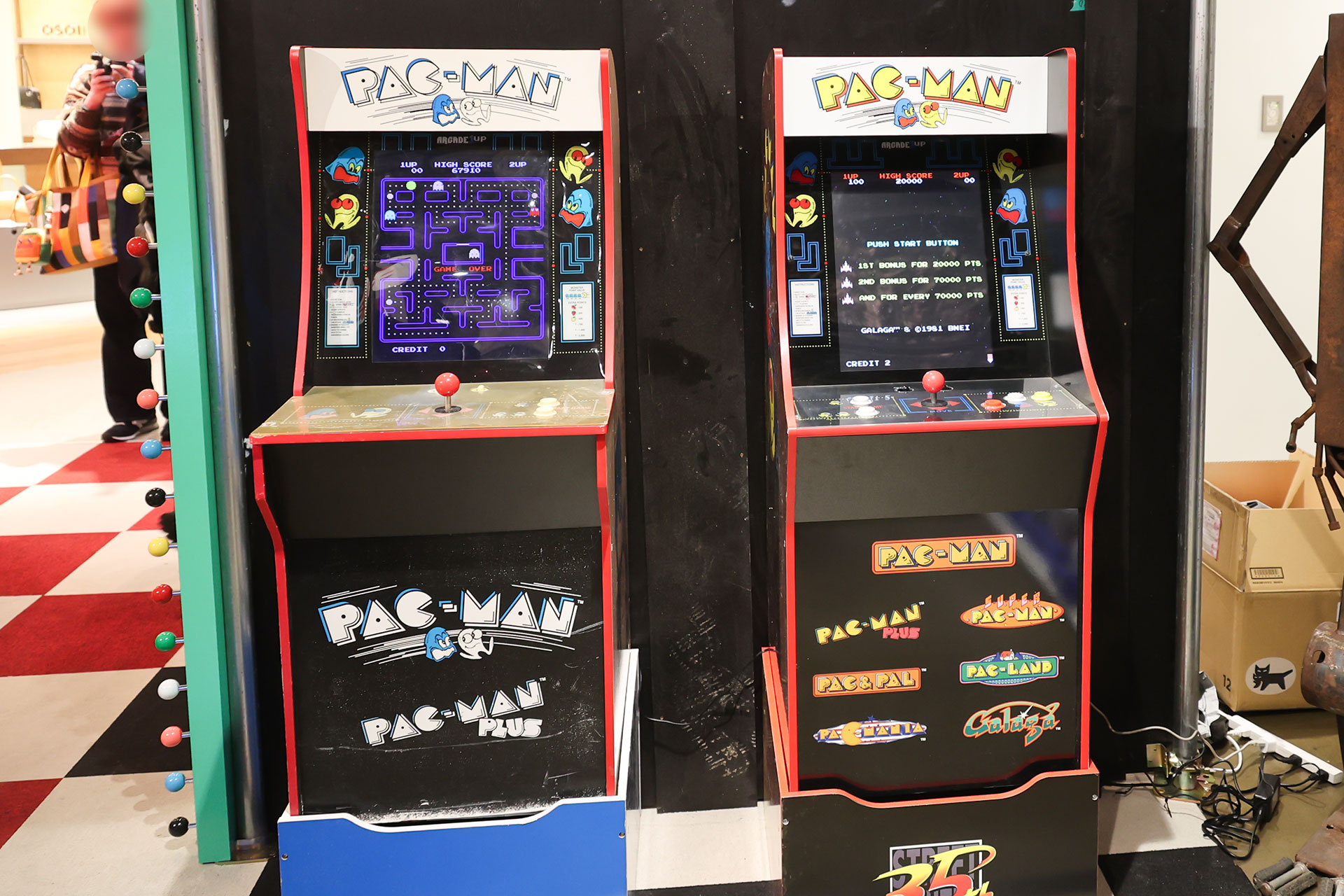 左が「パックマン」で右が「ギャラガ」の筐体