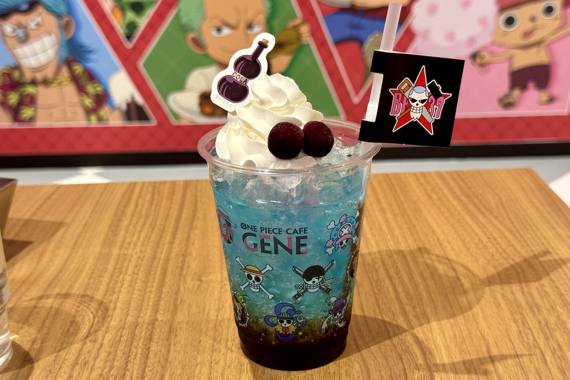 オリジナルドリンクの中からは「フランキー：ブルーコーラ」を試飲させていただいた。ホイップクリームと混ぜることで、爽やかな炭酸と甘さがマッチ。かなり飲みやすくて美味しい
