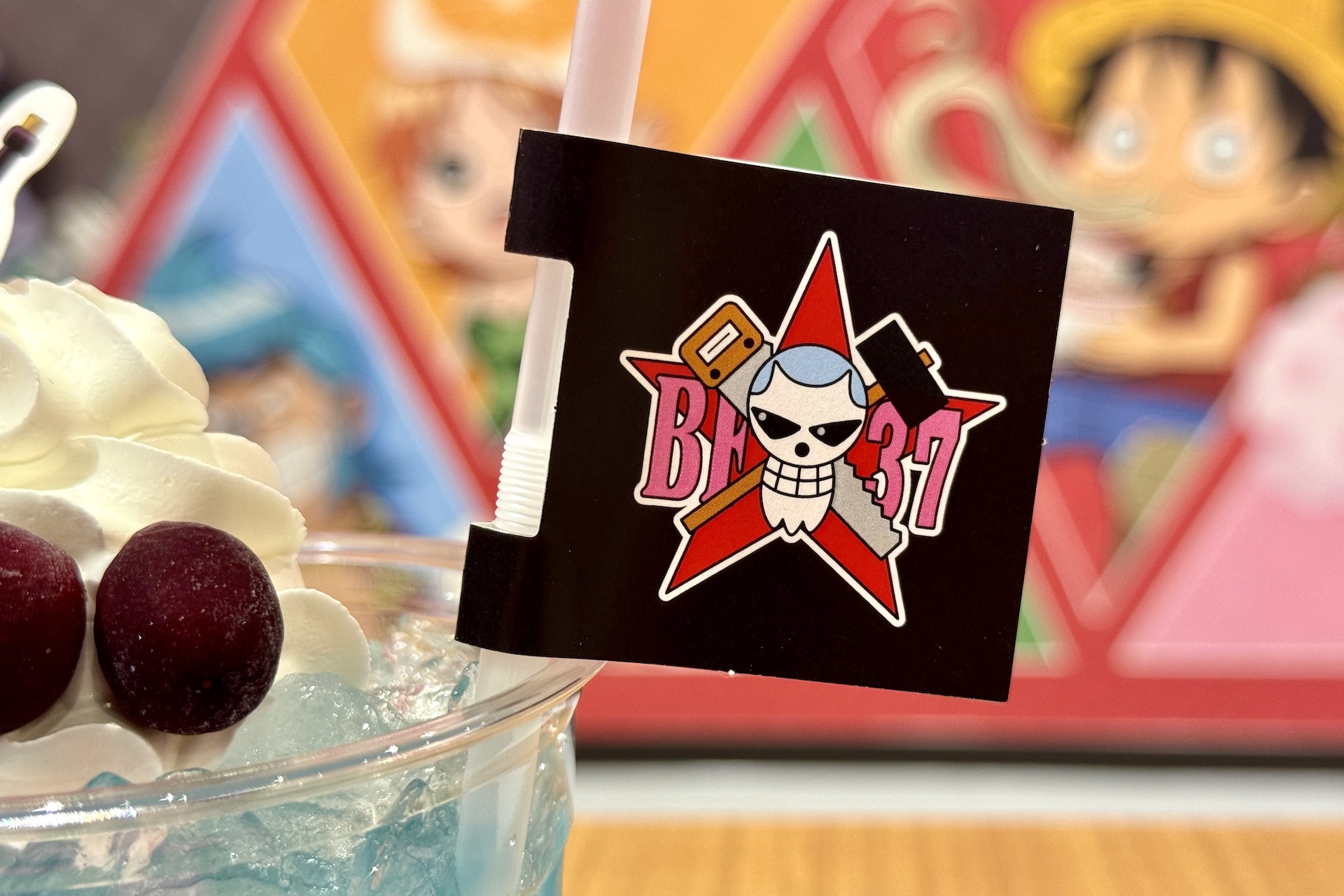 各ドリンクはオリジナルプラカップで提供されるだけでなく、キャラクターモチーフの海賊旗をイメージしたストロータグが付属。持ち帰り可能だ