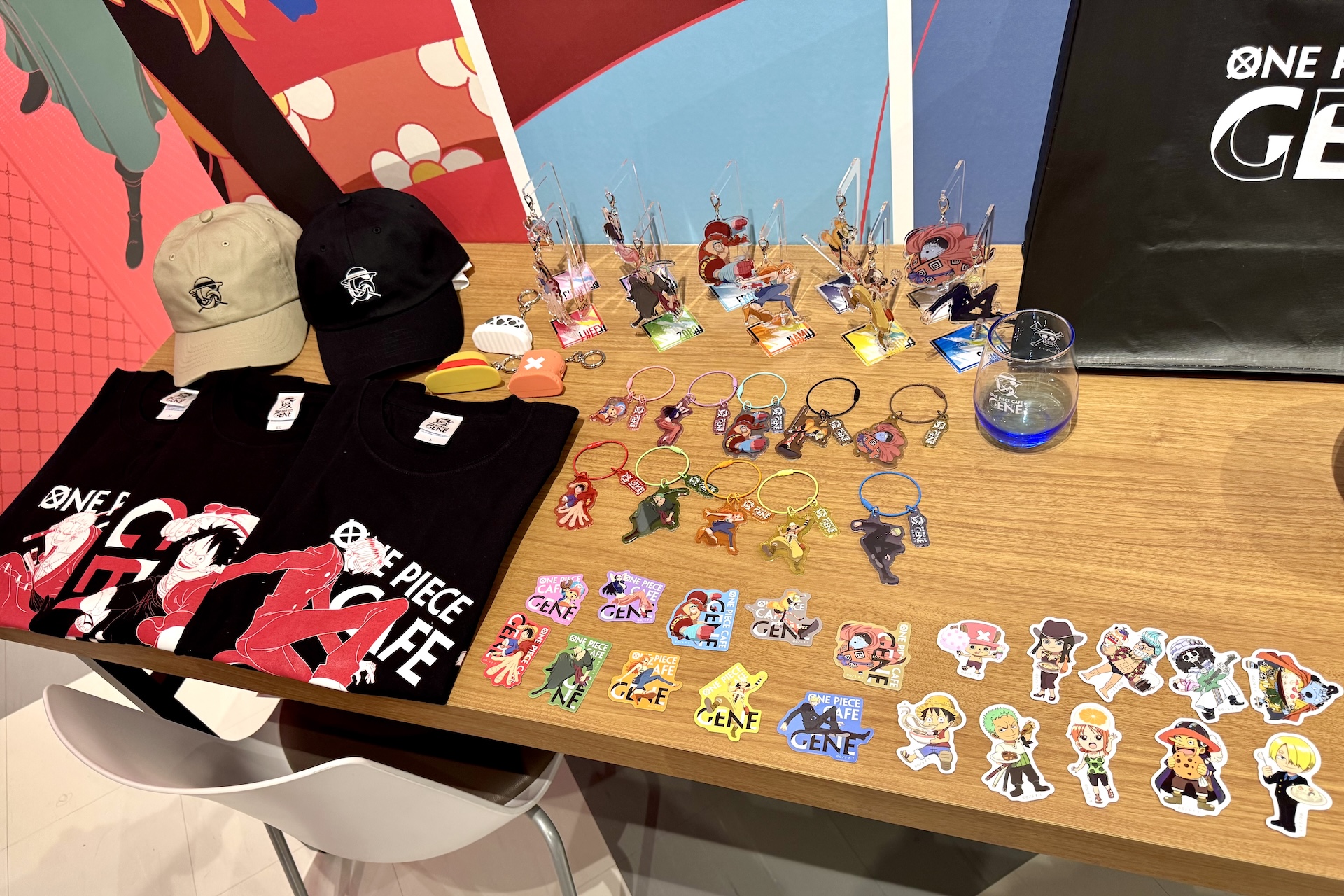 キャップやTシャツのほか、アクスタ、ステッカーなど種類も豊富