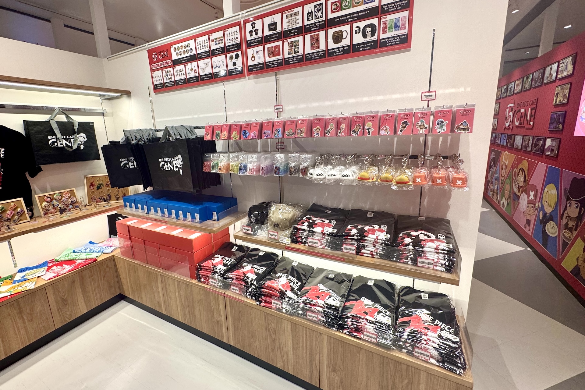 グッズショップの様子。魅力的なアイテムが揃う