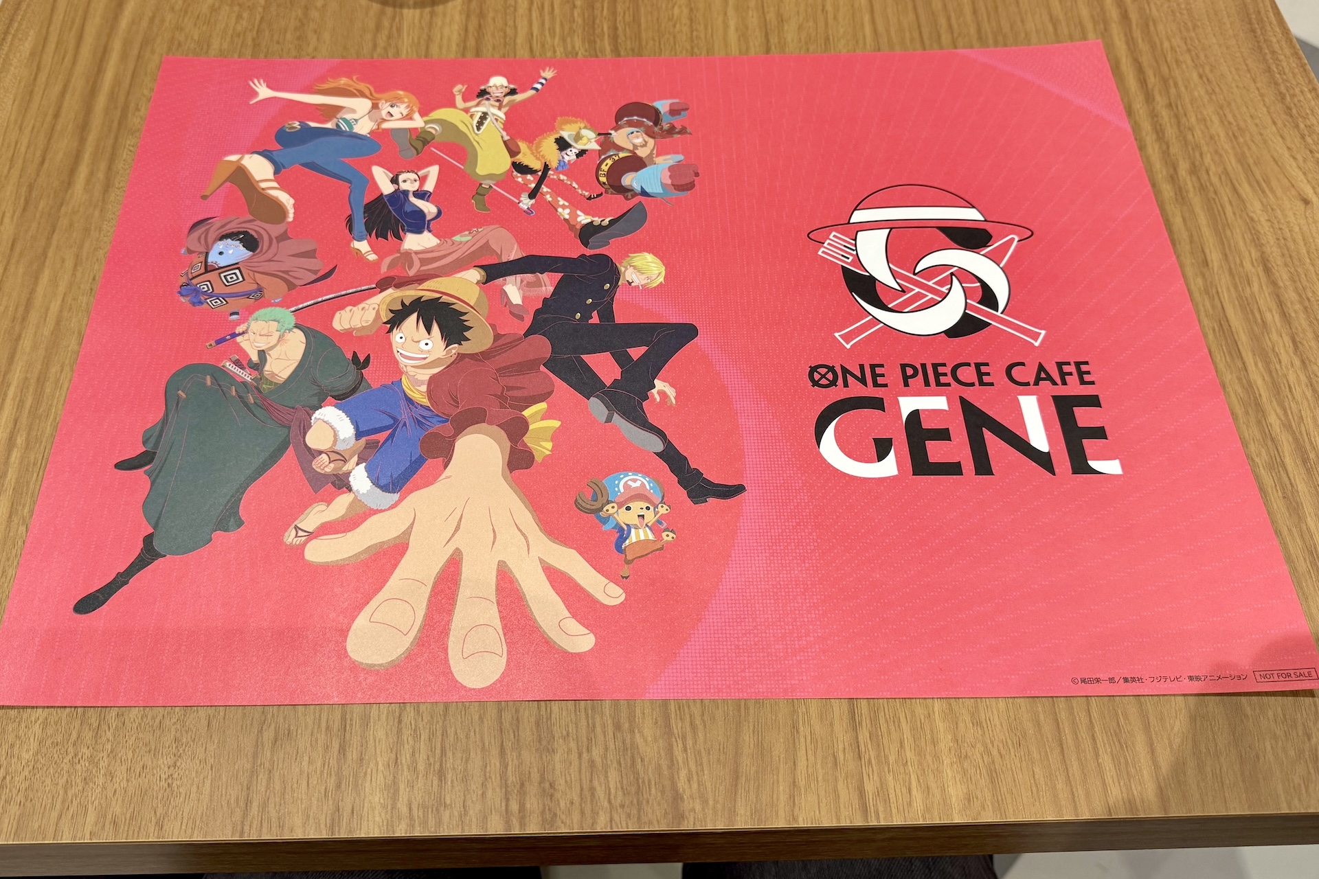 カフェ利用者の来店特典としてオリジナルランチョンマット（全2種）が用意されている