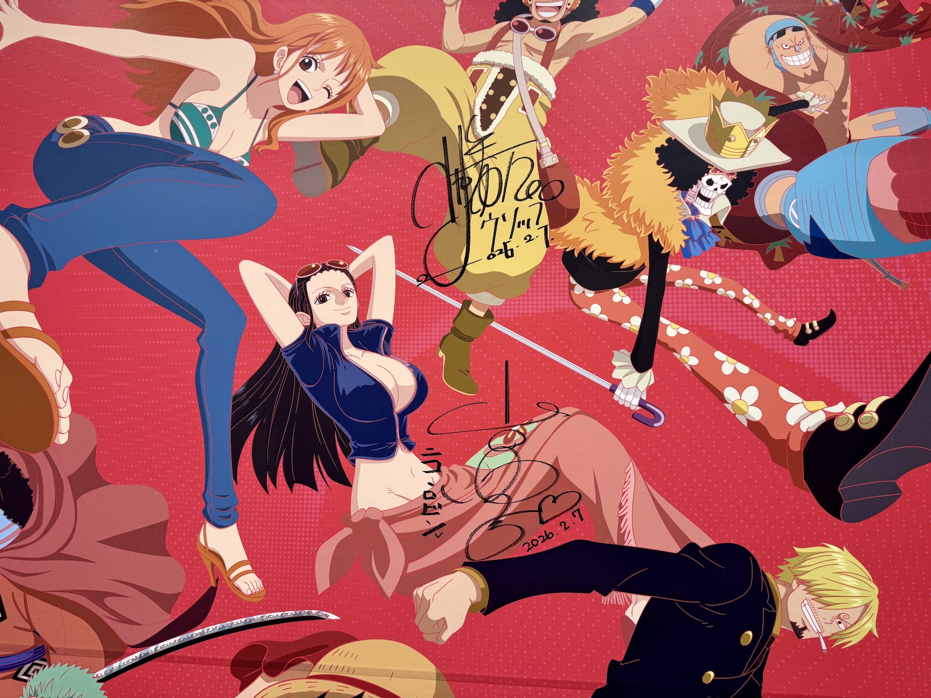 グッズショップの壁には山口勝平さん、山口由里子さんのサインが！ ぜひ探してみてほしい