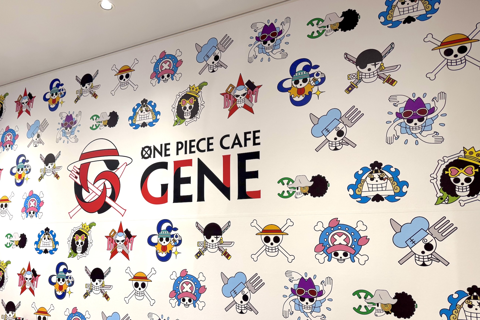 入口入ってすぐのカウンターも「ワンピース」一色。テンションが上がる