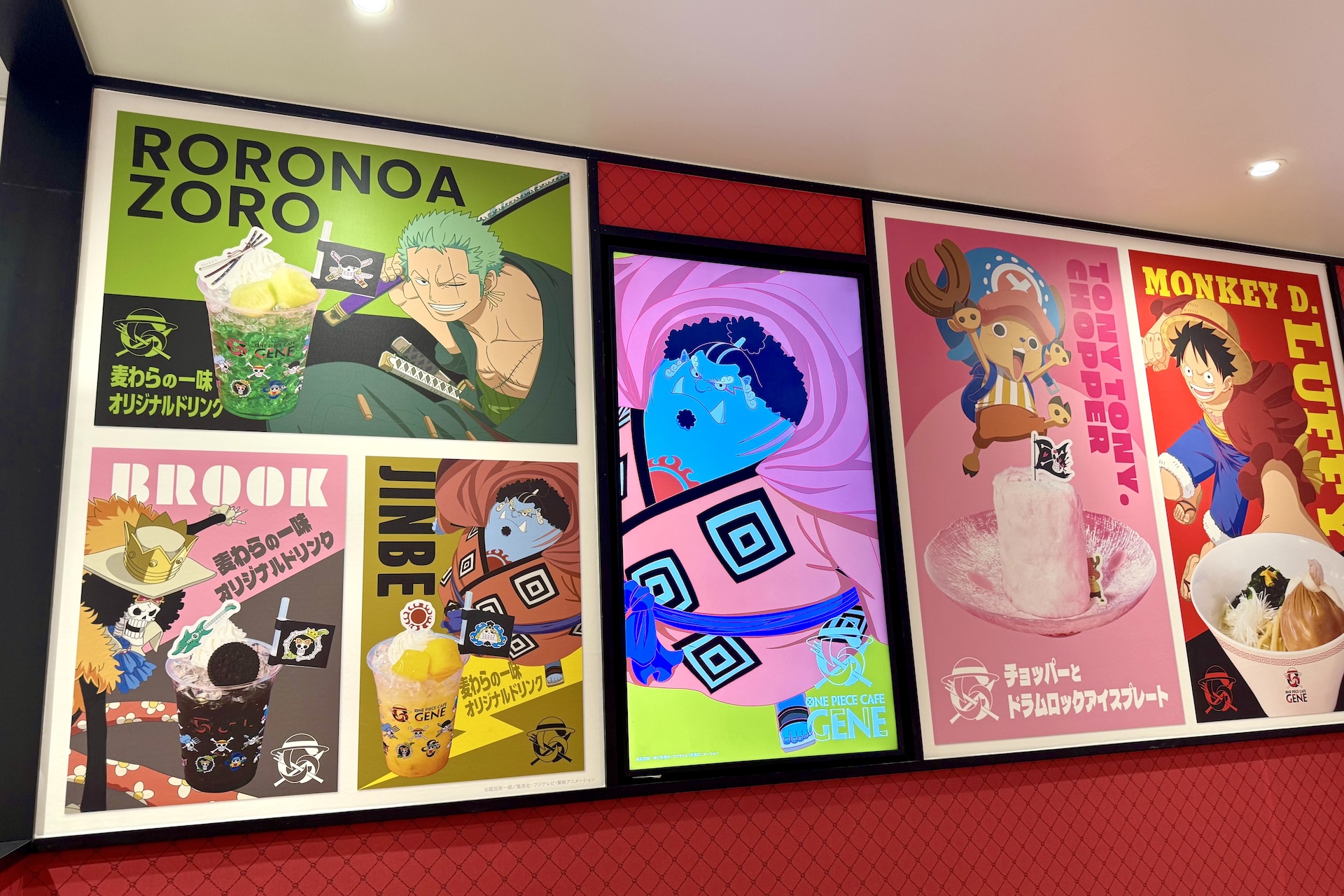 店内にはメニューと共にキャラクターたちのイラストがずらり