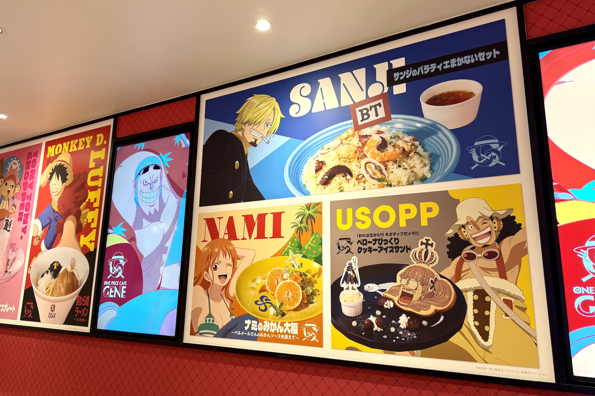 店内にはメニューと共にキャラクターたちのイラストがずらり