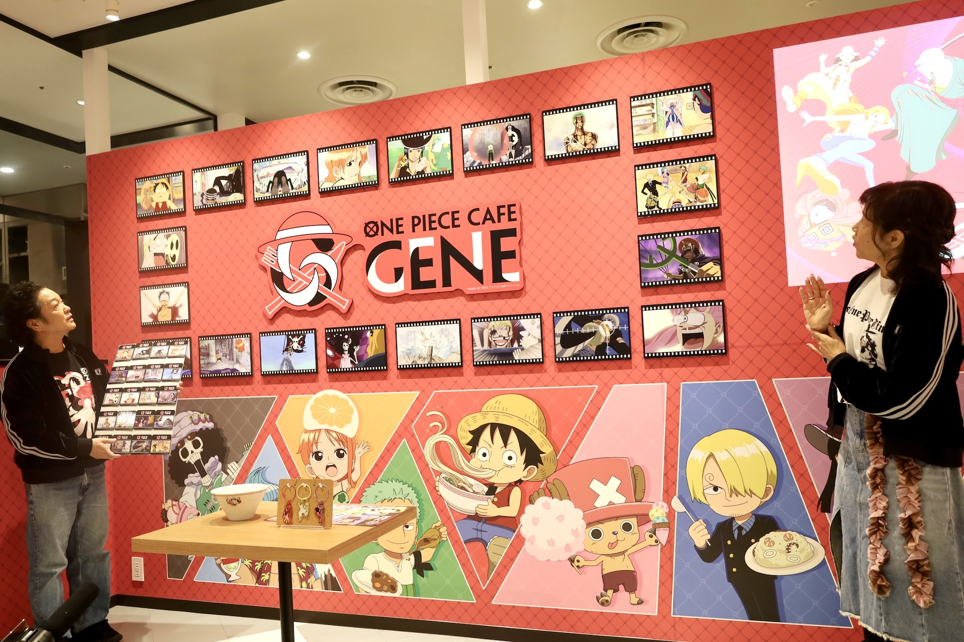 ノベルティのオリジナルコースターはアニメの名シーンから20種が用意されている。思い出のシーンを振り返る場面も