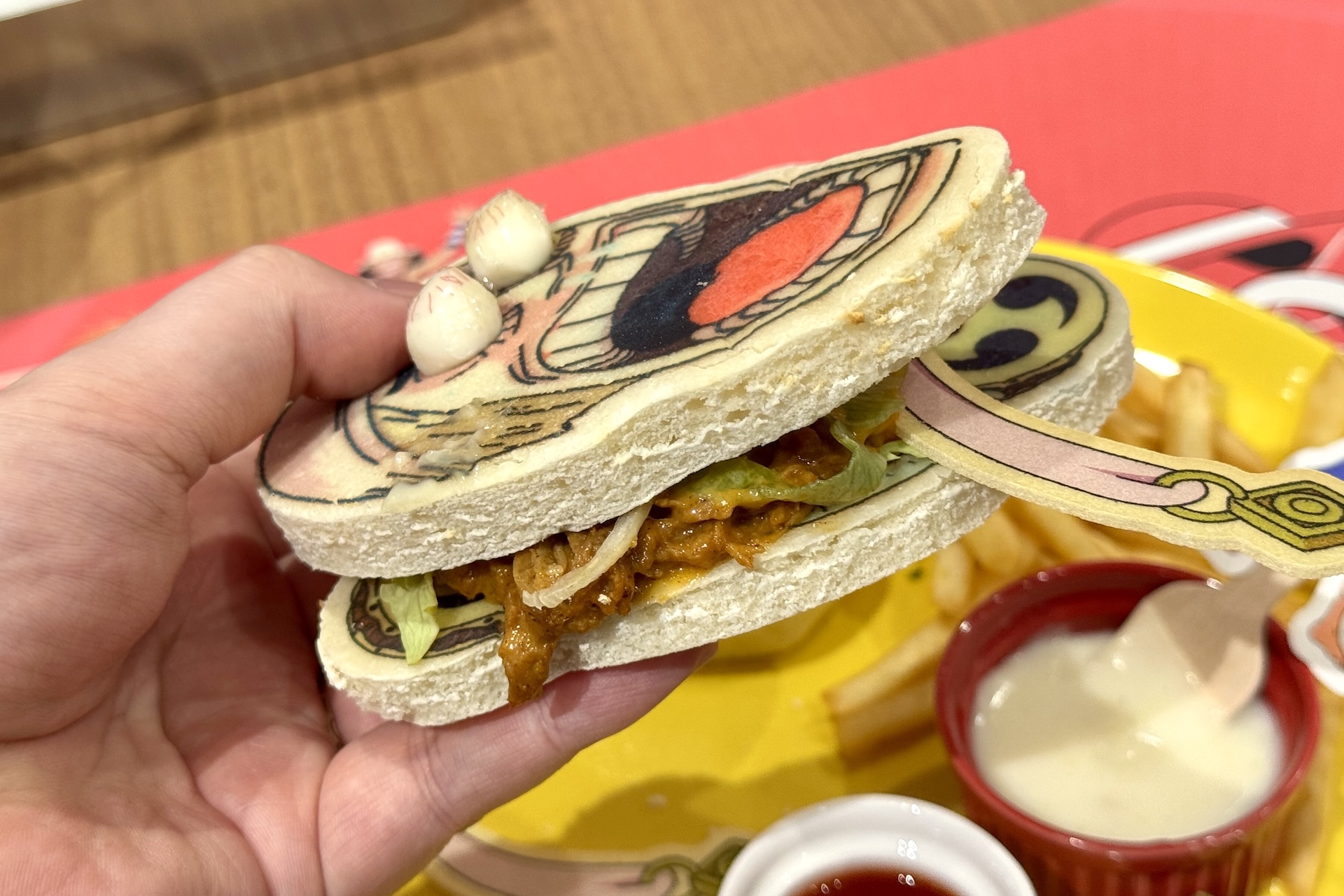 エネルサンドイッチを試食させていただいたが、ボリューミーで食べ応え抜群。最初食べ方がわからなかったので店員さんに聞いてみたところ「手で掴んで豪快にいっちゃってください！」とのことだった。付属のチーズとケチャップを中に塗り込むのもおすすめだそう