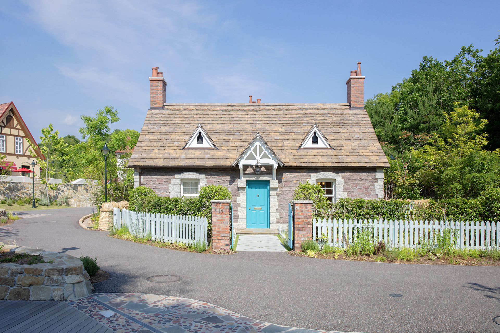 「魔女の家」は「アーヤと魔女」で主人公のアーヤが引き取られた家で、魔女ベラ・ヤーガの作業部屋などがある