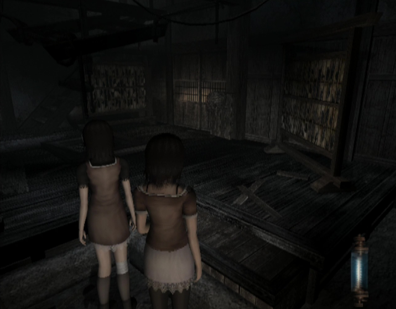 上がPS2版、下がリメイク版。どちらの屋敷も不気味ではあるが、リメイク版の映像のリアルさが凄まじい