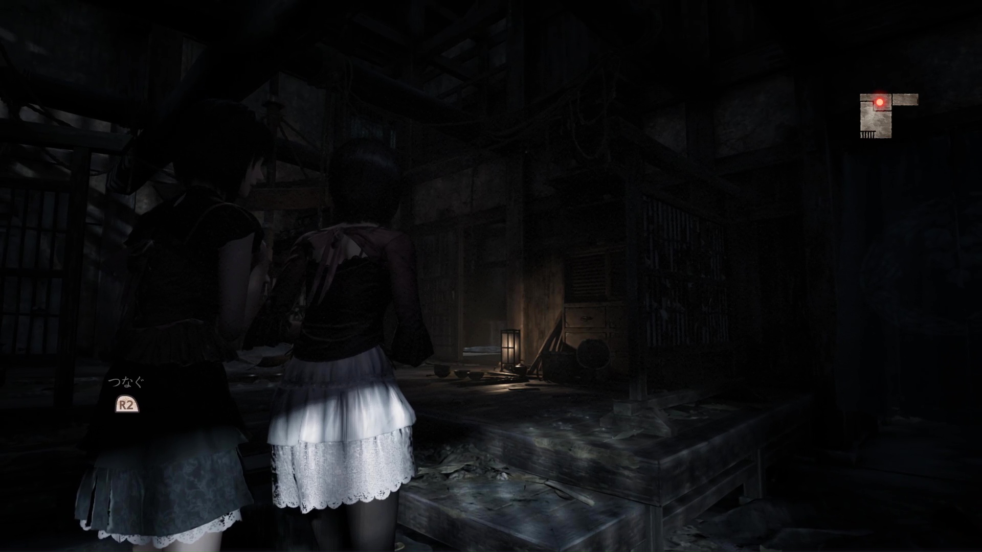 上がPS2版、下がリメイク版。どちらの屋敷も不気味ではあるが、リメイク版の映像のリアルさが凄まじい