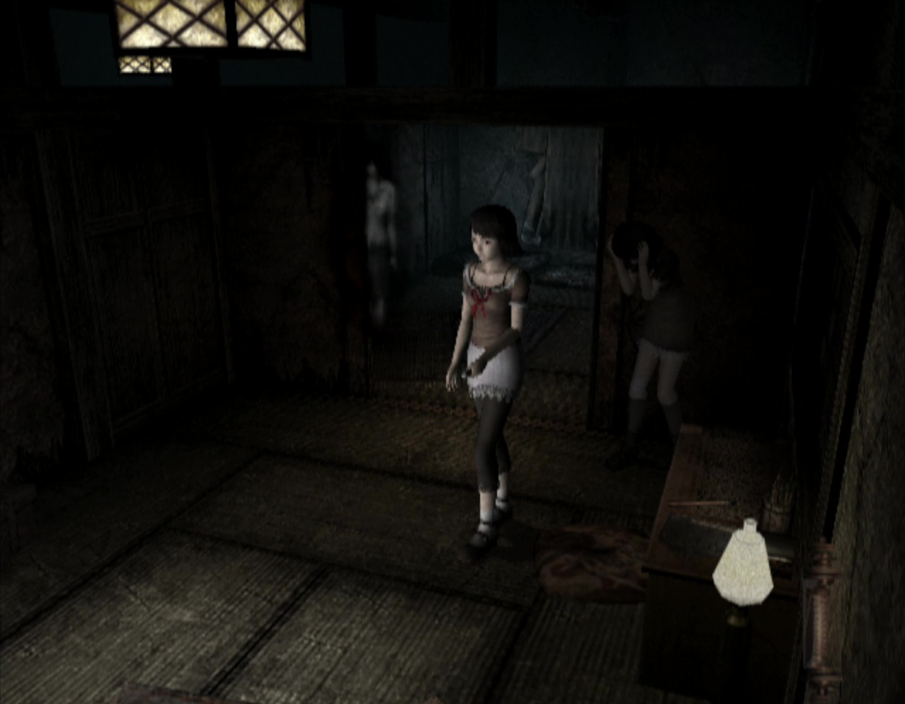 上がPS2版、下がリメイク版。固定カメラでは背後に怨霊がいても目視できたが、リメイク版では視界の狭さがさらなる恐怖を誘う