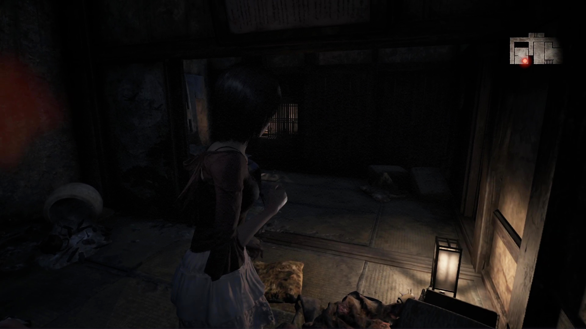 上がPS2版、下がリメイク版。固定カメラでは背後に怨霊がいても目視できたが、リメイク版では視界の狭さがさらなる恐怖を誘う