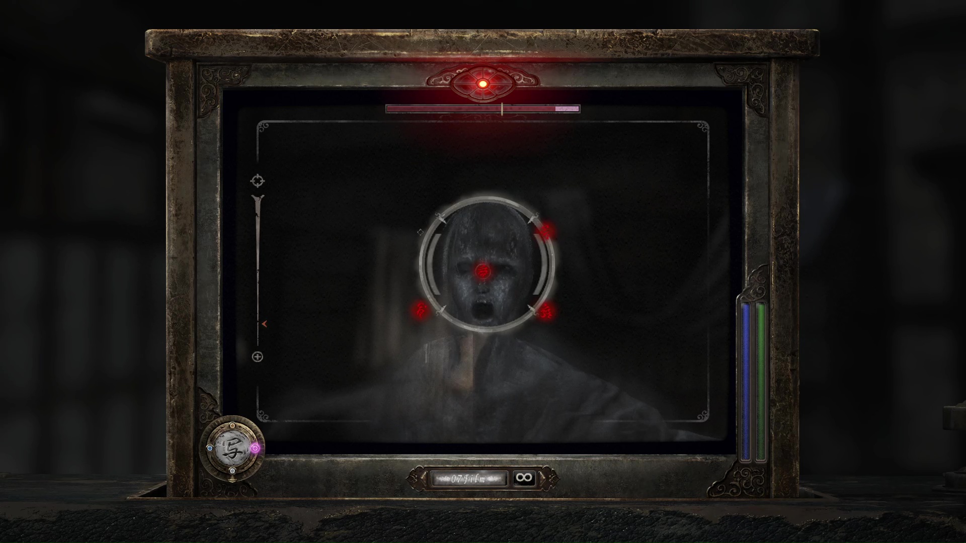 怨霊を注視していると自動でピントが合うので、合った瞬間にシャッターを切るのが基本となる