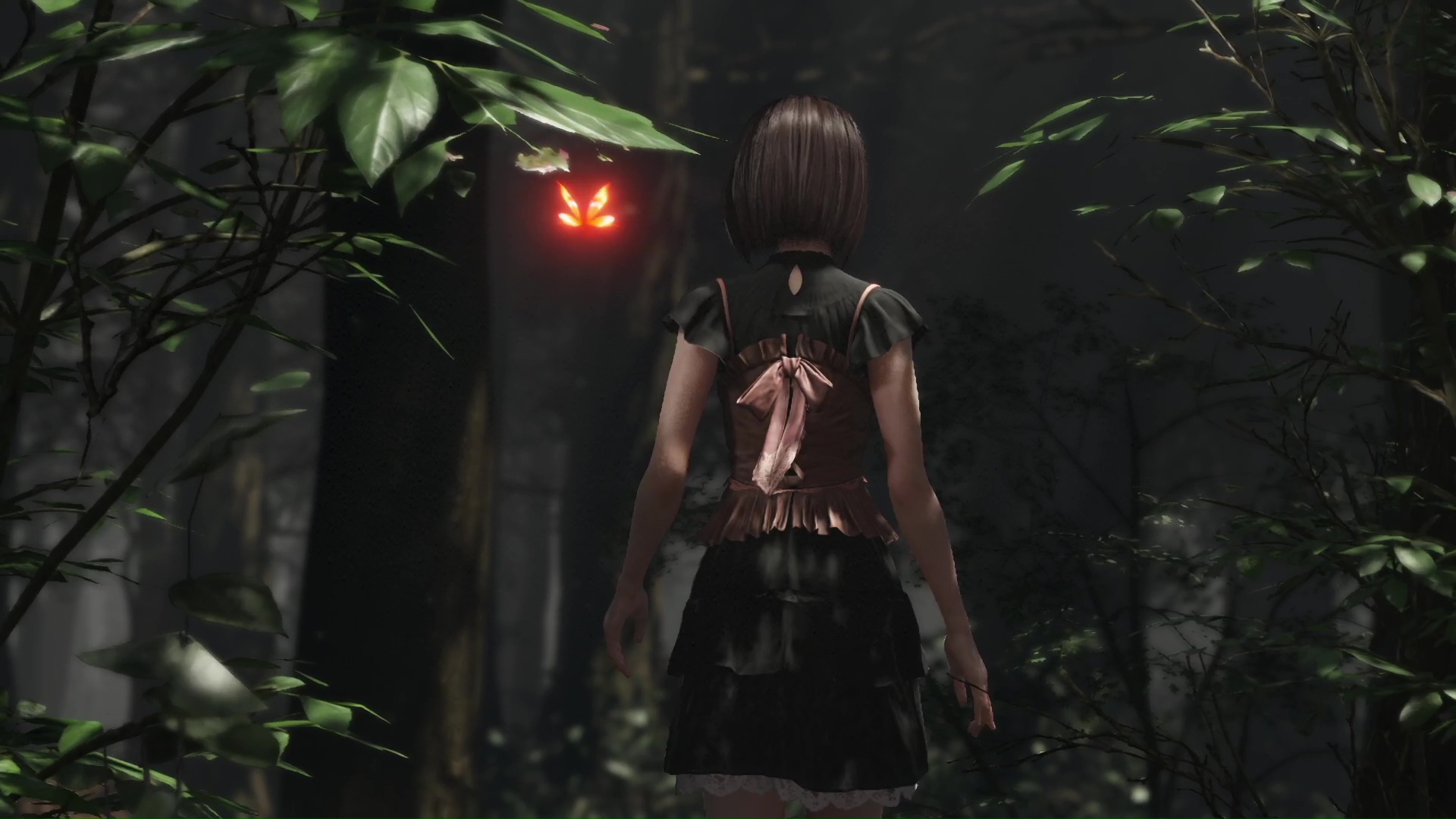 対照的な性格の澪と、姉の繭。紅い蝶に誘われて、夜が明けない皆神村に足を踏み入れてしまう