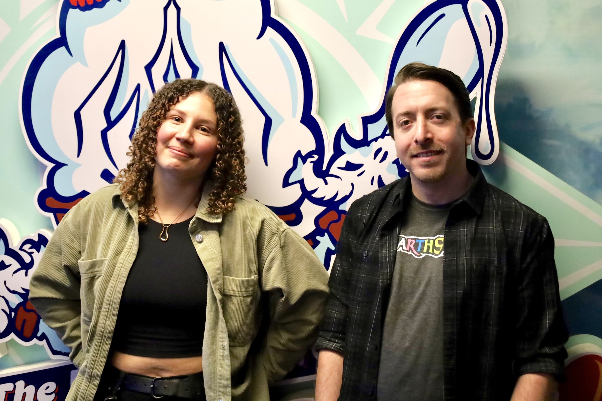 左：デズ・ベンコスメ氏（コンセプトアーティスト）、右：ジョン・ナイマイスター氏（リード2Dアーティスト）