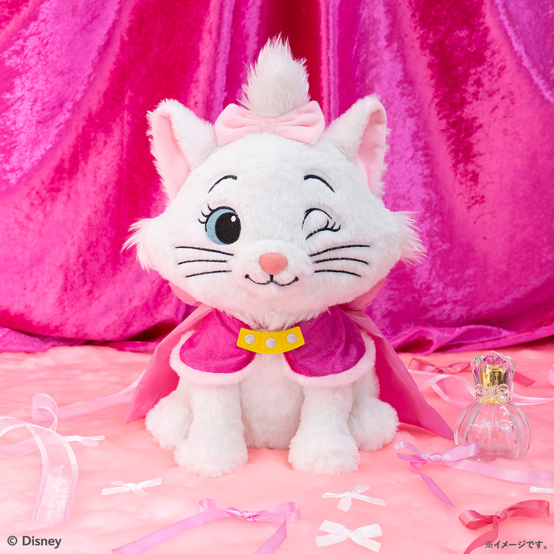 ケープやリボンでおめかしした、オリジナルデザインの“マリー”のぬいぐるみ。サイズ：全高約30cm程度