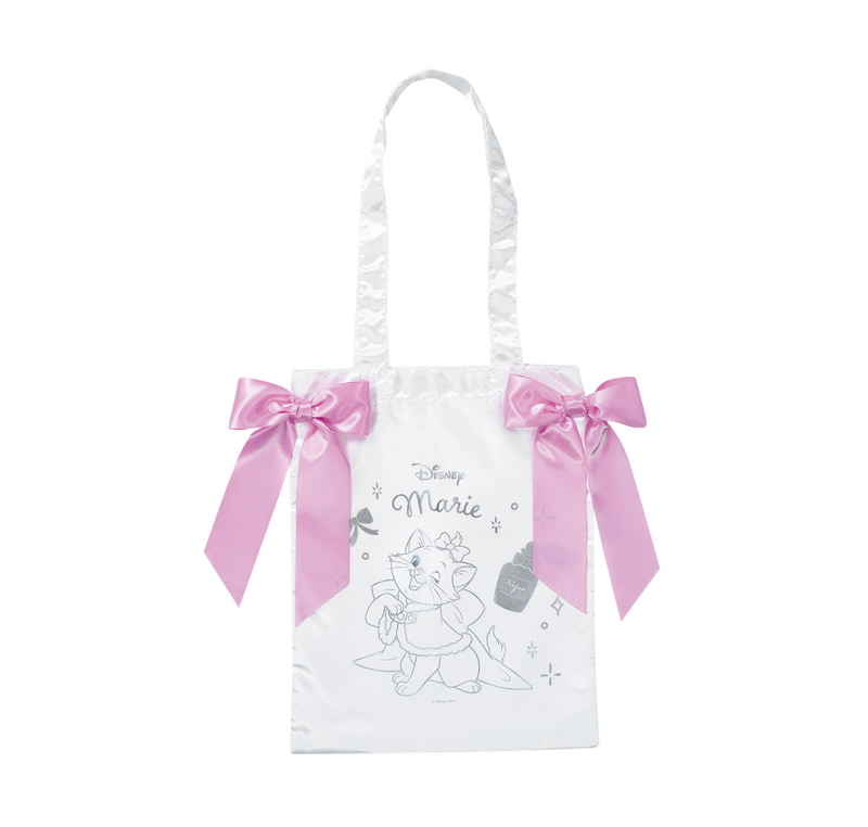 サテンリボンがアクセントになったトートバッグ。描き起こしデザインがさりげなくあしらわれている。サイズ：約30×37cm（幅×高さ）