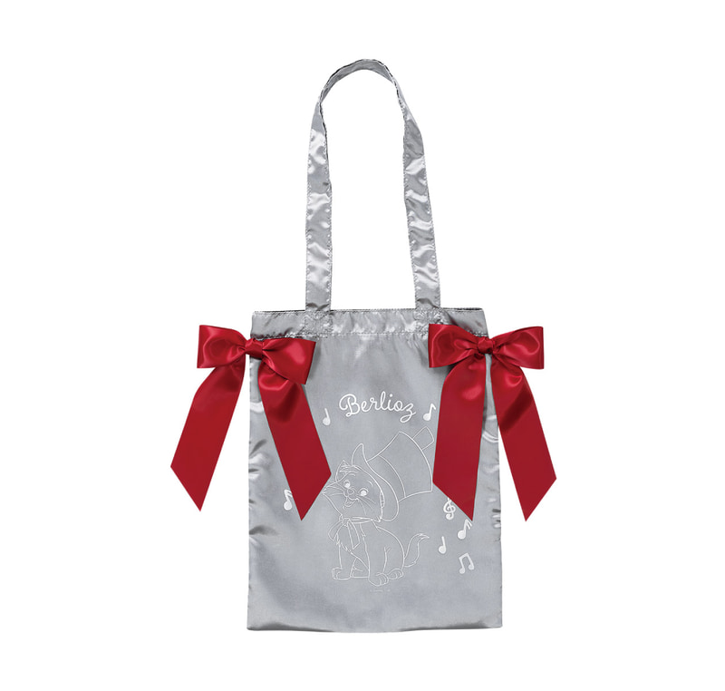 サテンリボンがアクセントになったトートバッグ。描き起こしデザインがさりげなくあしらわれている。サイズ：約30×37cm（幅×高さ）