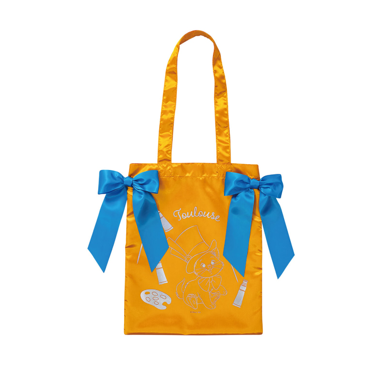 サテンリボンがアクセントになったトートバッグ。描き起こしデザインがさりげなくあしらわれている。サイズ：約30×37cm（幅×高さ）