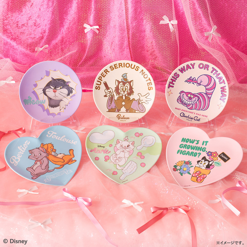 スイーツを盛り付けたり、アクセサリートレーとしても使える実用的なアイテム。サイズ：約15×15cm（幅×高さ）、ハート型 約17×16cm（幅×高さ）