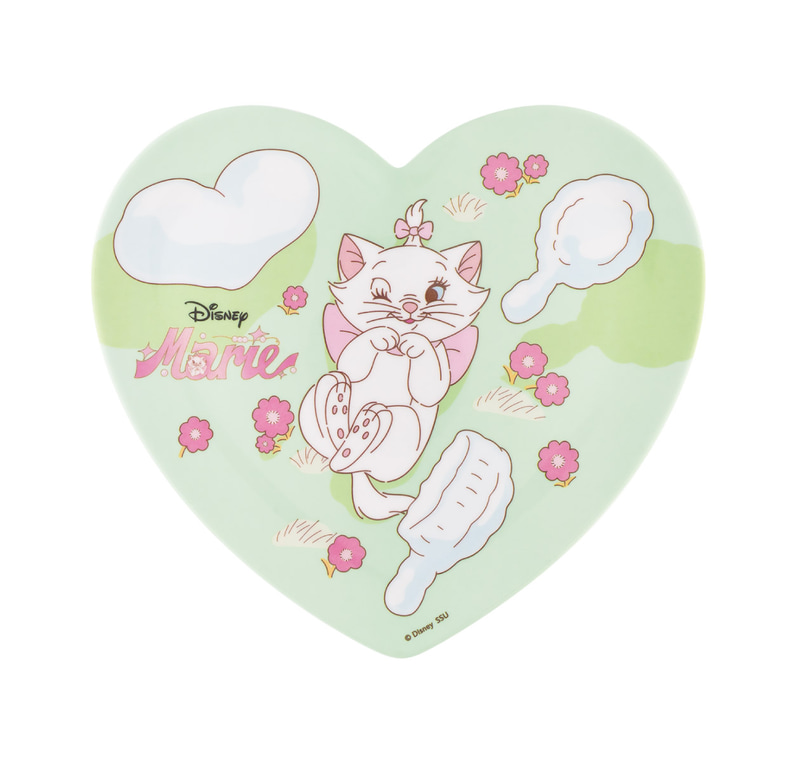 スイーツを盛り付けたり、アクセサリートレーとしても使える実用的なアイテム。サイズ：約15×15cm（幅×高さ）、ハート型 約17×16cm（幅×高さ）