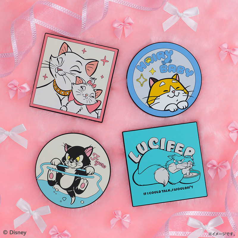 猫たちの愛らしいポーズを切り取ったラバーコースターは、飾っても楽しめる。サイズ：約9×9cm（幅×高さ）