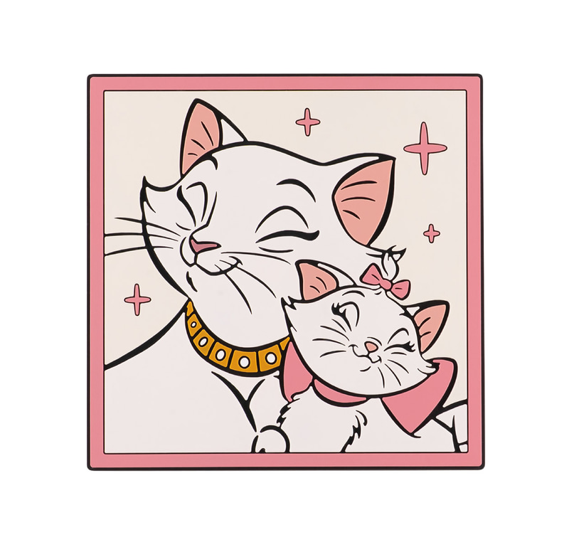 猫たちの愛らしいポーズを切り取ったラバーコースターは、飾っても楽しめる。サイズ：約9×9cm（幅×高さ）