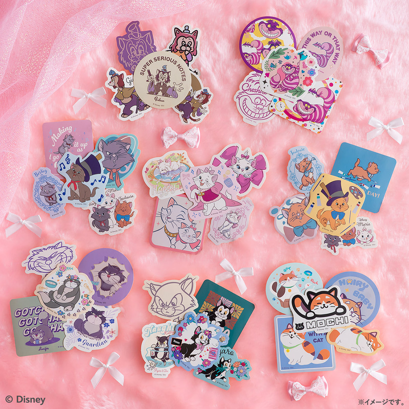 描き起こしデザインや作中モチーフが詰まった、贅沢なスマホサイズのステッカーセット。サイズ：約7×7cm（幅×高さ）