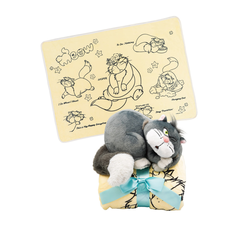 ふてぶてしい表情が愛らしい、ルシファーのぬいぐるみが付いたブランケット。サイズ：ぬいぐるみ 全高約15cm程度、ブランケット 100×70cm（幅×高さ）