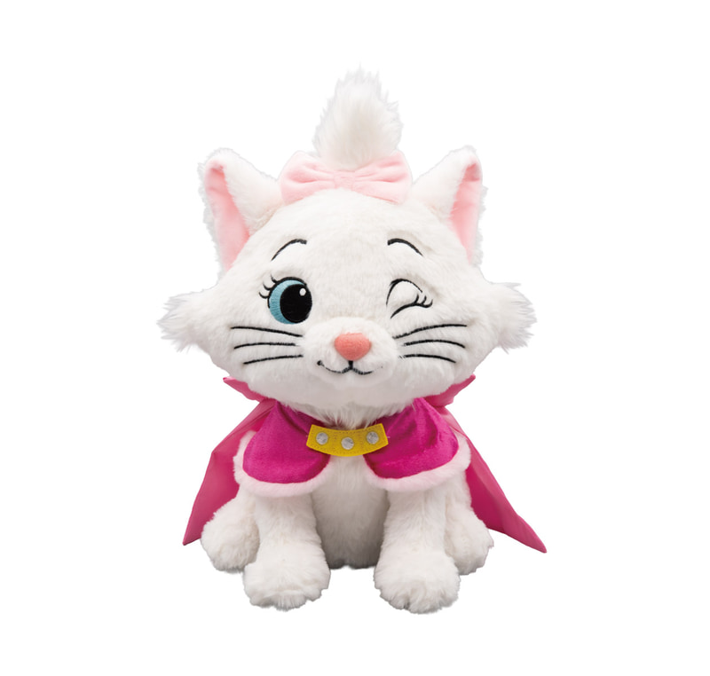 ケープやリボンでおめかしした、オリジナルデザインの“マリー”のぬいぐるみ。サイズ：全高約30cm程度