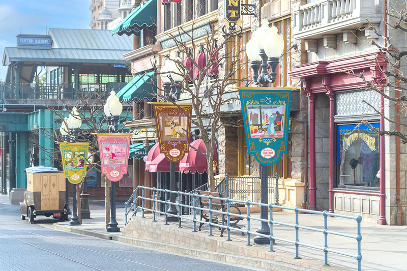 ディズニーの仲間たちがフェスティバルに参加して楽しむ様子を描いたバナー