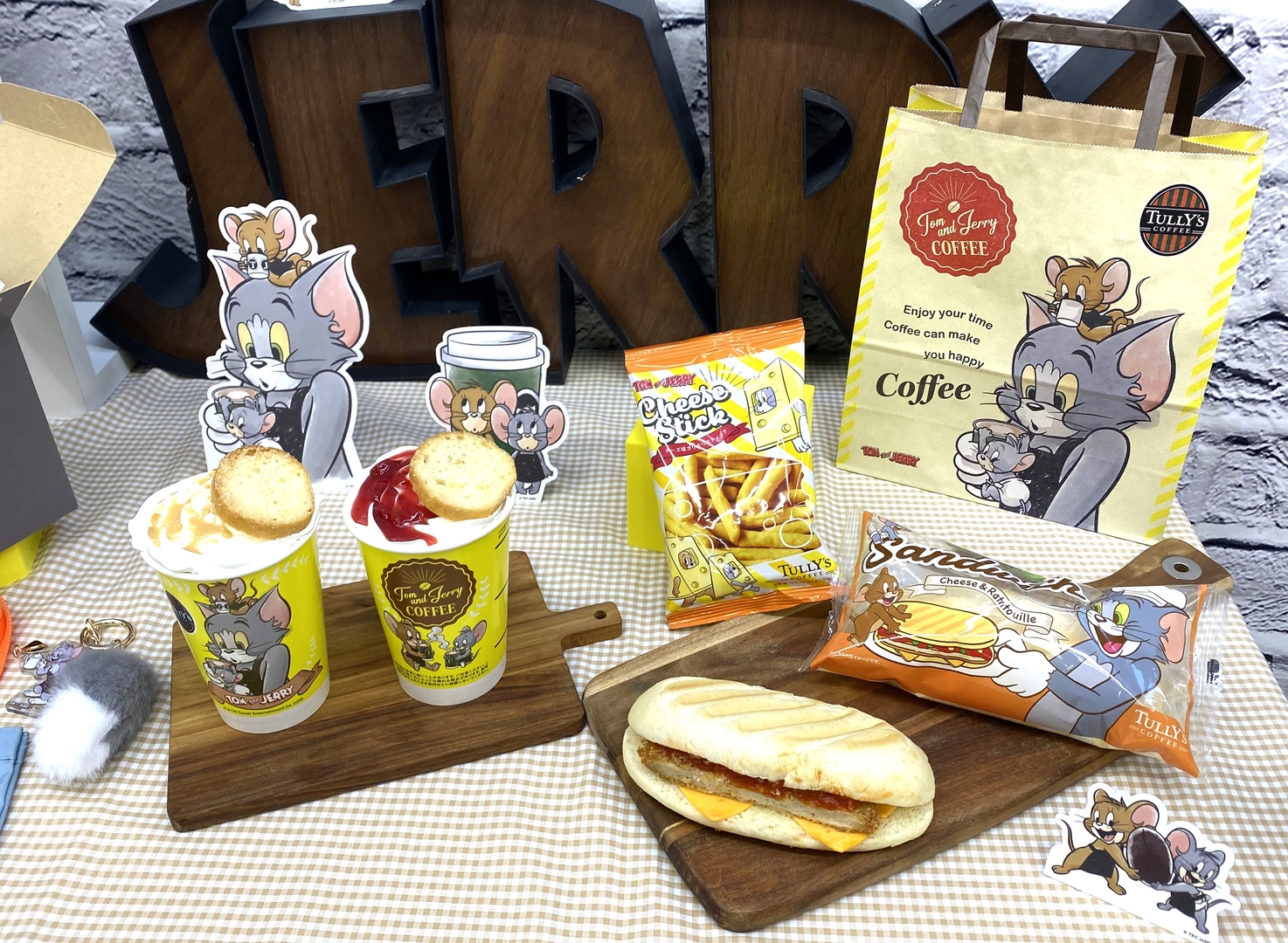 「Let’s Make Your Day ～笑顔のきっかけは、トムとジェリーと一杯のコーヒー～」のグルメ。展開されるのはドリンク2種とフード2種