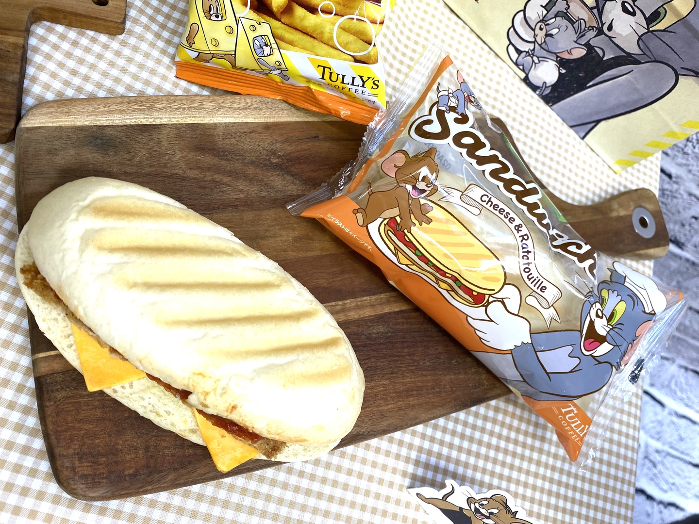 「トムとジェリー パニーニ風カツサンド ～チーズ＆ラタトゥイユ～」は是非温めてから食べてほしい。お店では温めをお願いできる