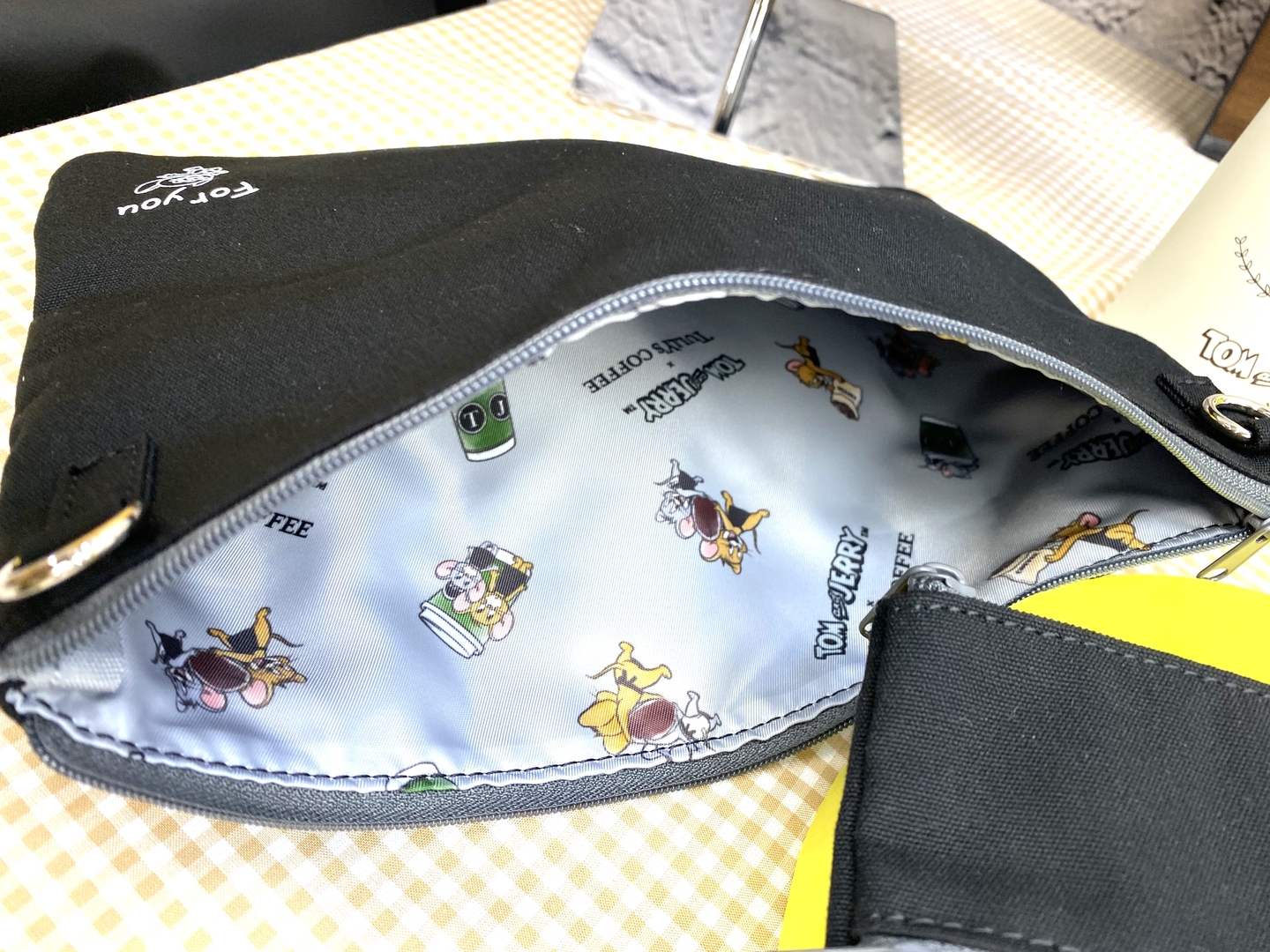 内側には総柄プリントが施されている