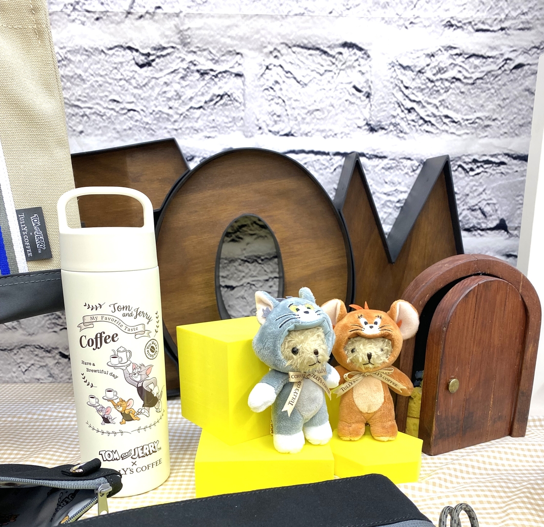 左「トムとジェリー キャリーボトル」（3,850円）、右「ベアフル(R) なりきりトムとジェリー」（2,400円/1個）