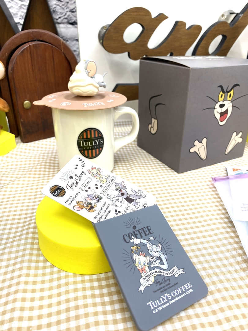 上「トムとジェリー マグキャップ（ホイップへダイブ）」（1,890円）、下「トムとジェリー タリーズカード＆シリコンポケットシール」（1,700円～）