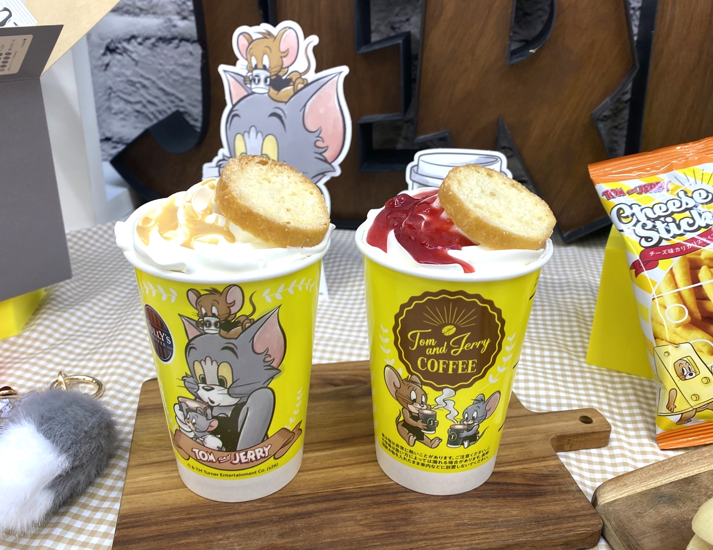 左「さくさくラスクのピーナッツバターラテ」（750円、HOT/ICED、Tallのみ）、右「＆TEA さくさくラスクのストロベリーロイヤルミルクティー」（750円、HOT/ICED、Tallのみ）