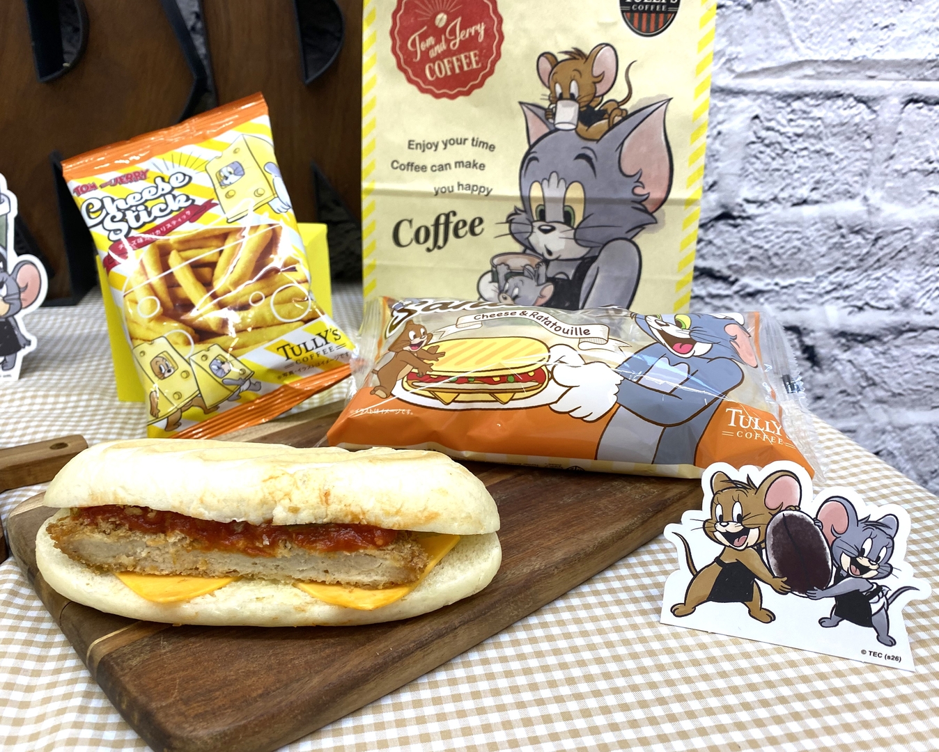 「トムとジェリー パニーニ風カツサンド ～チーズ＆ラタトゥイユ～」（495円）と「トムとジェリー チーズ味カリカリスティック」（320円）