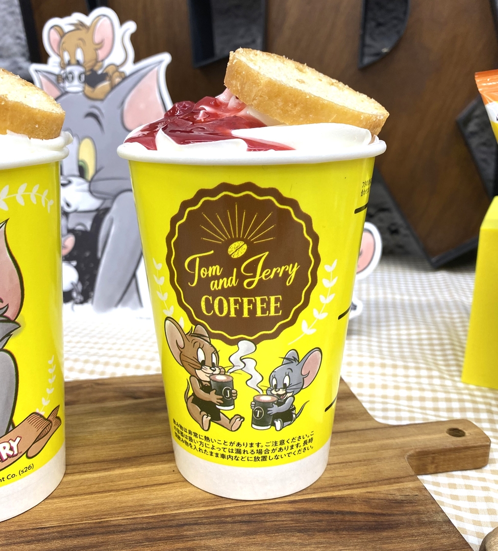 トムとジェリーがふんだんにデザインされた可愛らしいカップで提供される