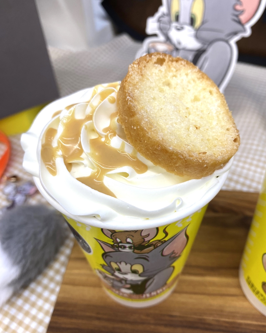 ピーナッツバターソースのほどよい塩味とコクに加えて、カフェラテの香ばしさも楽しめる
