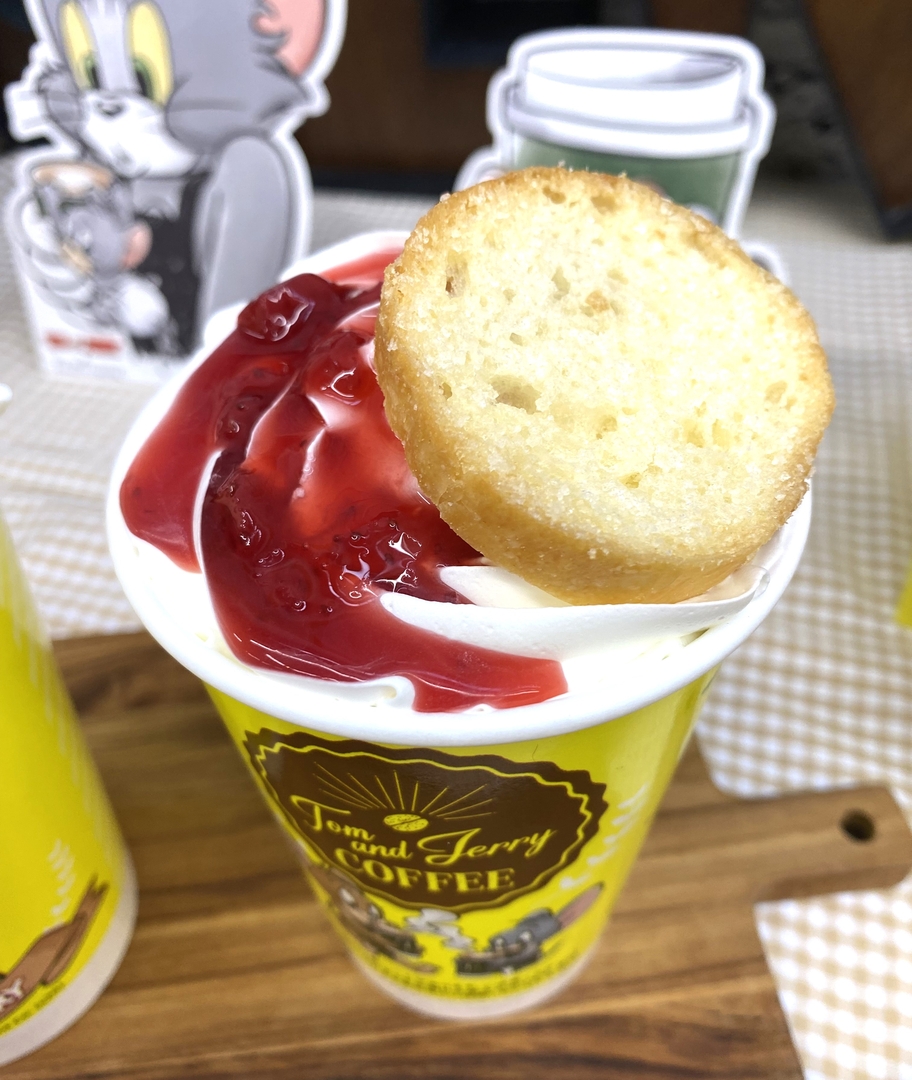 全体的にほどよい甘さでベリーソースの酸味とよく合う