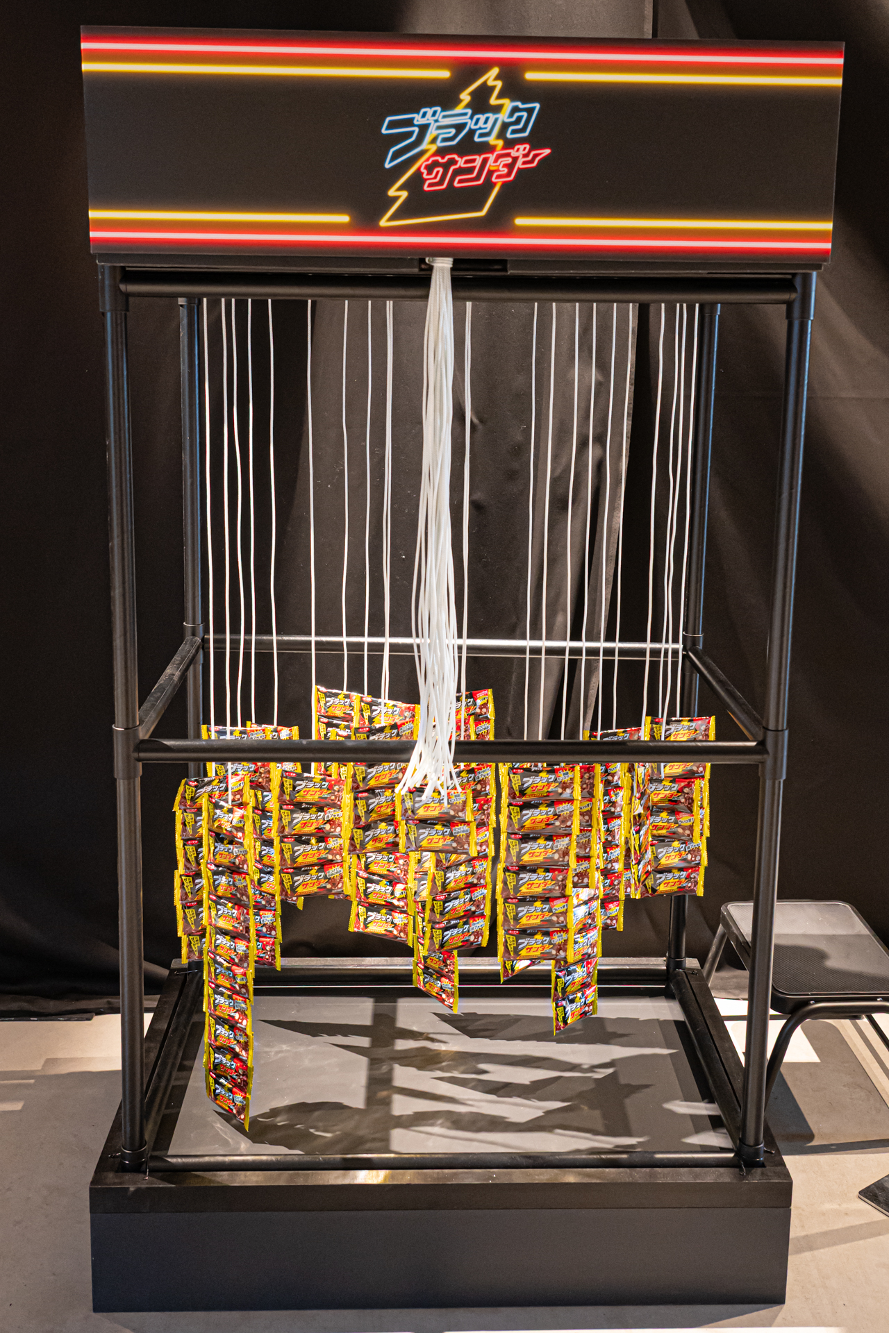 祭りの定番ゲームとして知られる「千本引き」。ヒモを触って吟味することはできないので、ここは運を天に任せるしかない。筆者は4個ゲットできた