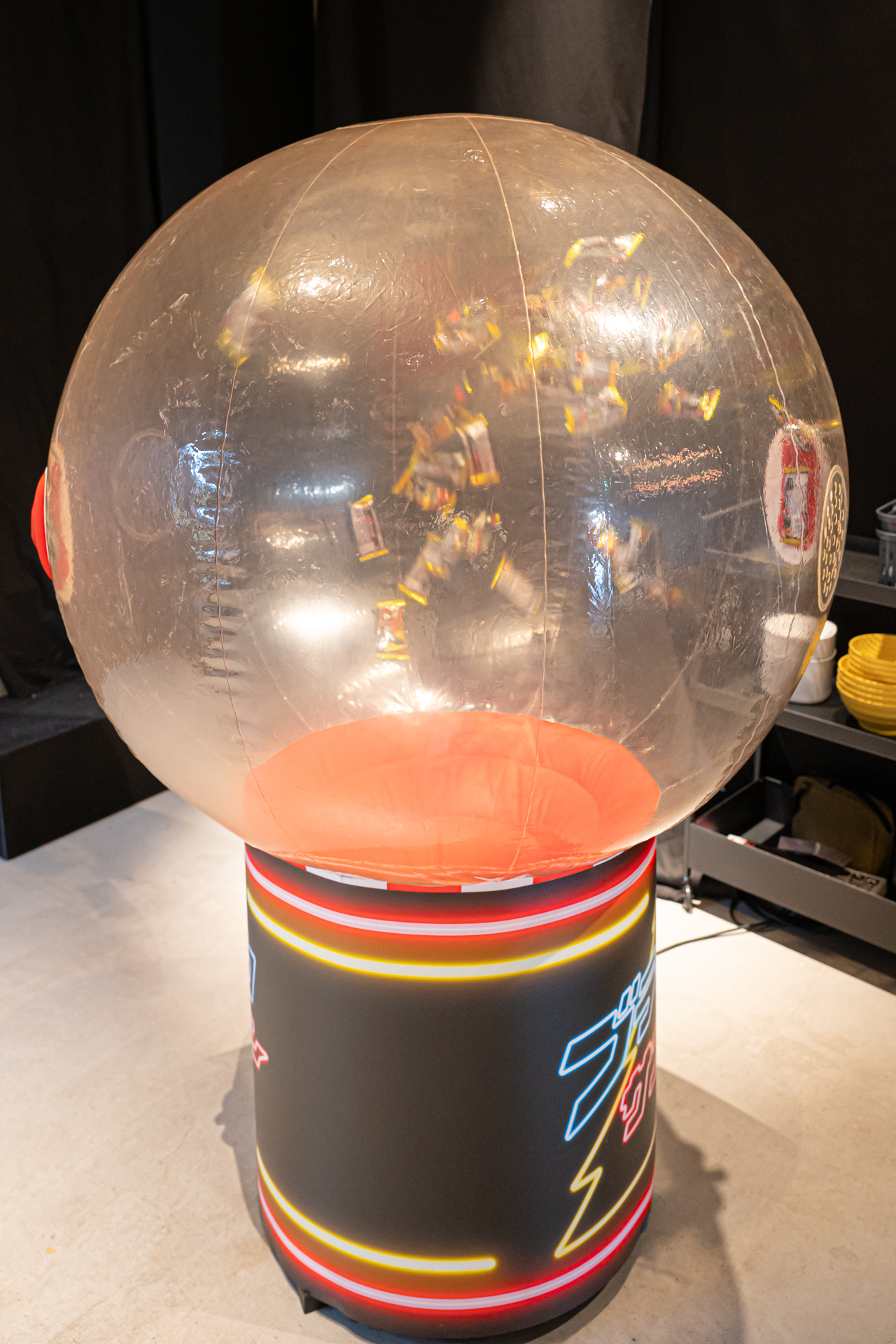 強風に舞うブラックサンダーの袋をつかみ取りする「エアーキャッチ」。取り出し口に肘まで入れることができるが、意外とリーチが足りず難しい。筆者は3個ゲットできた