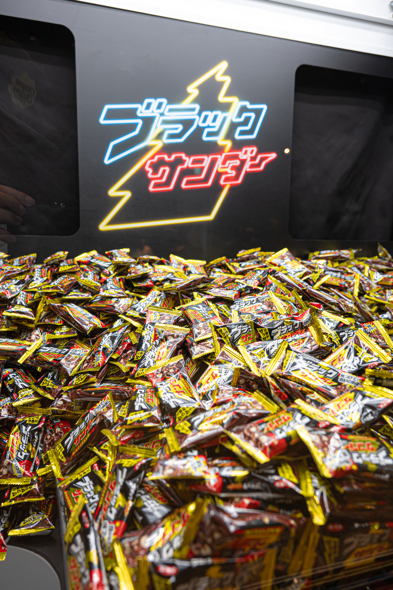 ゲームセンターではおなじみのクレーンゲーム。60秒間自由に操作できるルールだが、アームが上下するだけでも10秒近くはかかるため、3アクションが現実的なところ。筆者は10個ゲットできた