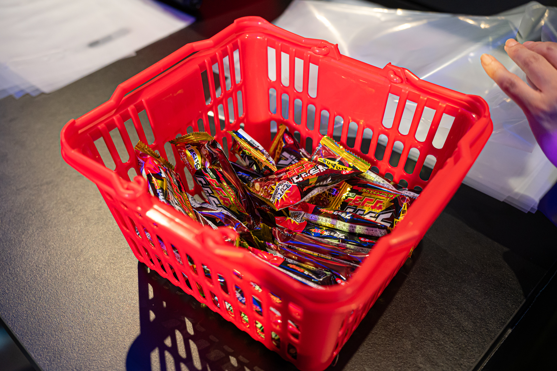 4つのゲームを遊び終えると、運動会の玉入れよろしくスタッフさんが獲得できたブラックサンダーを数えながら袋詰めしてくれる。筆者は合計20個という結果に