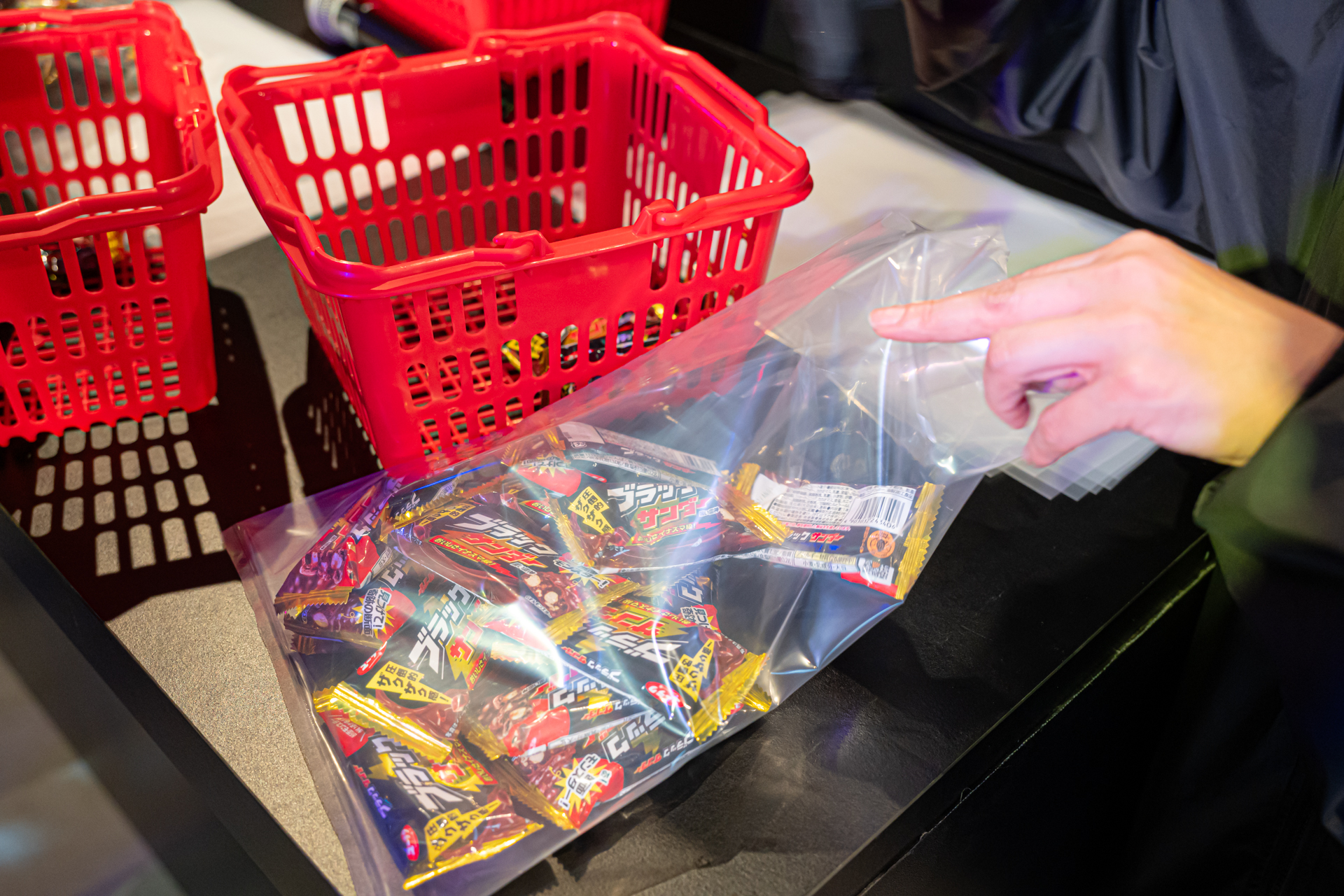 4つのゲームを遊び終えると、運動会の玉入れよろしくスタッフさんが獲得できたブラックサンダーを数えながら袋詰めしてくれる。筆者は合計20個という結果に