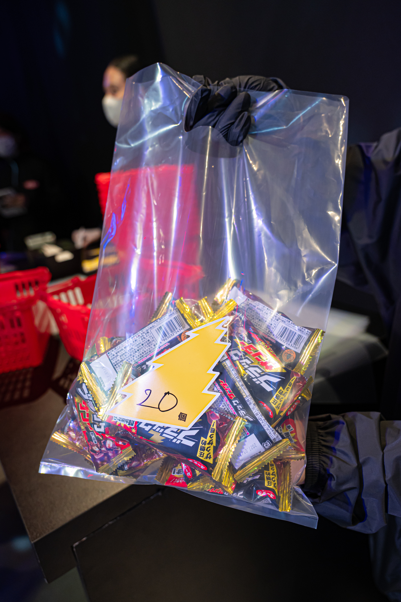 4つのゲームを遊び終えると、運動会の玉入れよろしくスタッフさんが獲得できたブラックサンダーを数えながら袋詰めしてくれる。筆者は合計20個という結果に