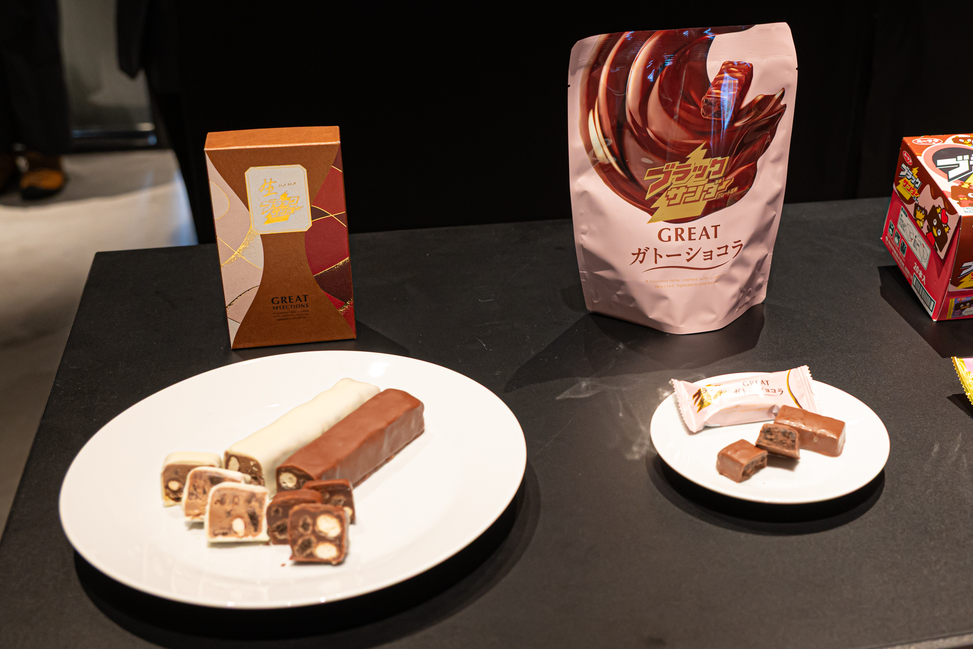 「大きくて切りにくい」という意見があった昨年のテリーヌ型を改良し、今年は小型化＆2種のアソートに。ブラックサンダー特有のザクザク感も楽しめる