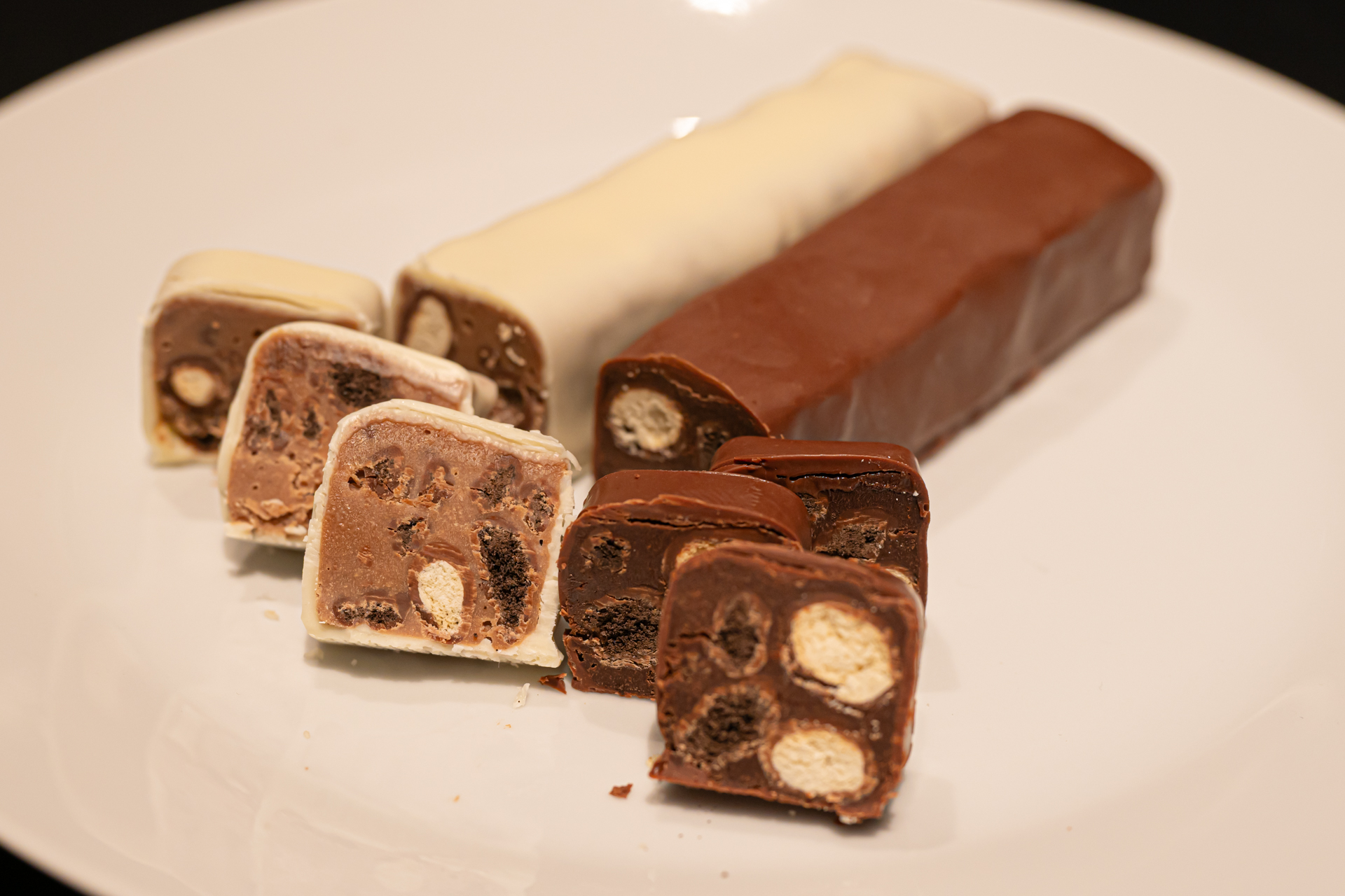 「大きくて切りにくい」という意見があった昨年のテリーヌ型を改良し、今年は小型化＆2種のアソートに。ブラックサンダー特有のザクザク感も楽しめる